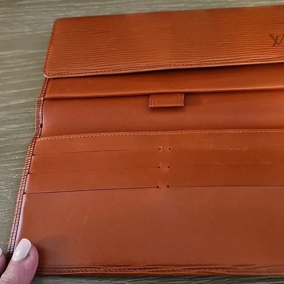 Louis Vuitton VINTAGE SALE Brown Epi Trifold Wallet - Picture 4 of 10